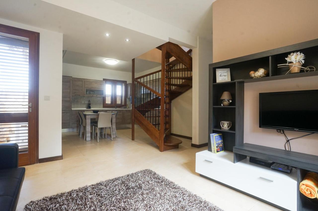 Getawaynpetto Private Duplex Maisonette With Jacuzzi Hot Tub Mgarr Eksteriør bilde